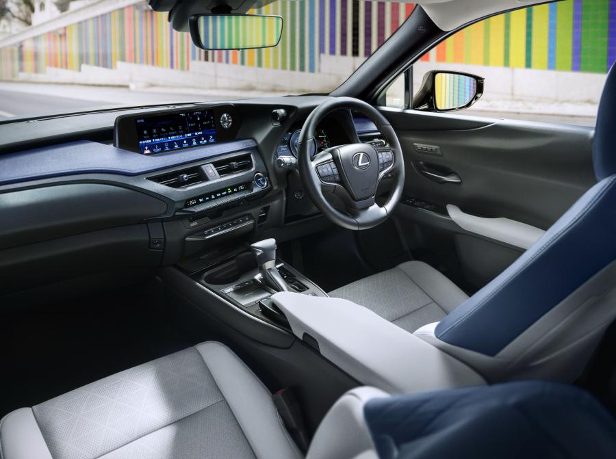 Интерьер Lexus UX250h 2018 года  (JP) (фото 2 из 14)